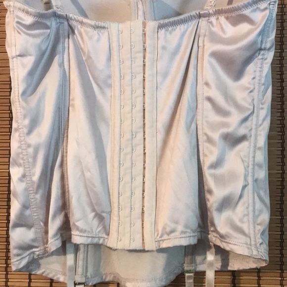 Montelle Cream Corset - Picture 3 of 5